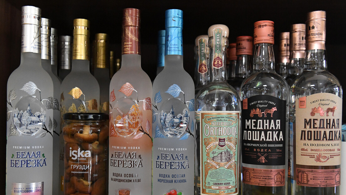 Homem intoxicado por metanol recebe alta após tratamento com vodca russa: 'gratidão a Deus'