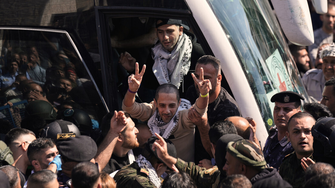 Palestinos presos são libertados por Israel