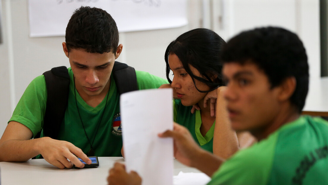 Alunos perdem meses de aula em redes estaduais - Folha