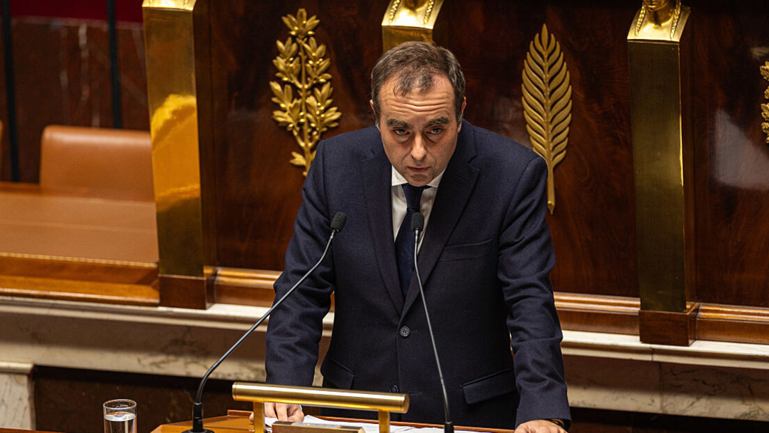 França suspende reforma da previdência até 2027 em meio a crise do governo