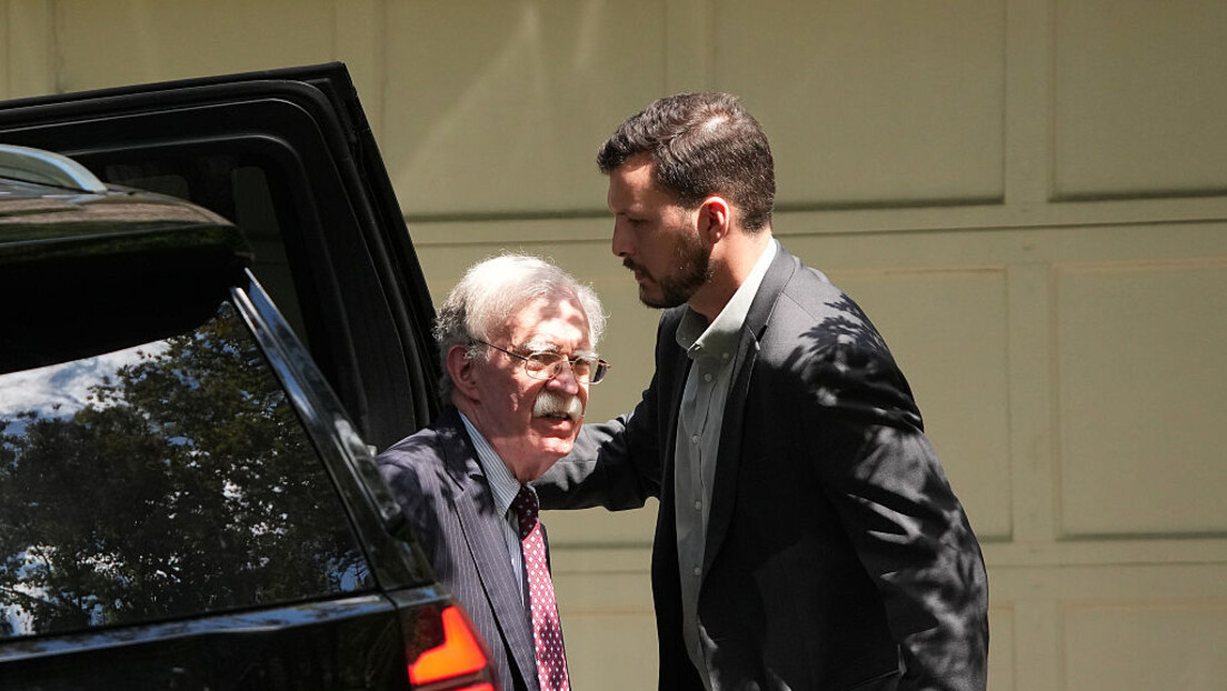 Bolton é indiciado por uso indevido de documentos sigilosos