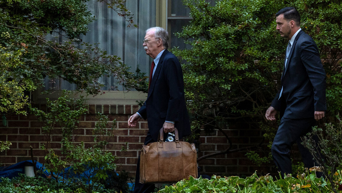 John Bolton se entrega as autoridades