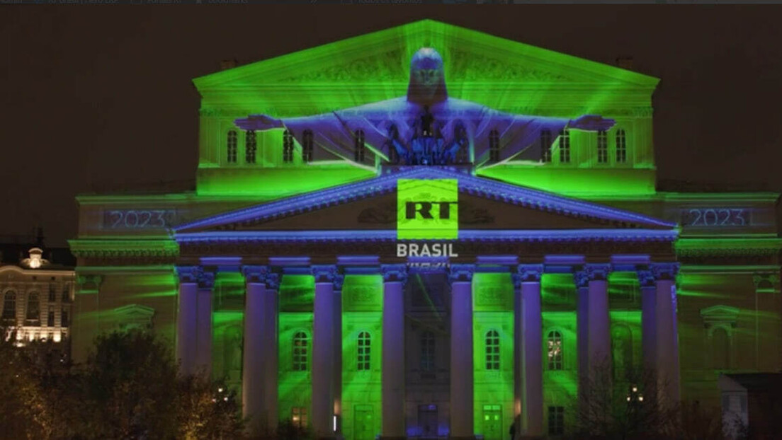 Teatro Bolshoi é iluminado com projeção 3D em homenagem aos 20 anos da RT