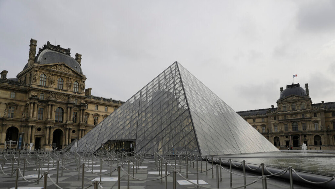 Roubo é registrado no Museu do Louvre