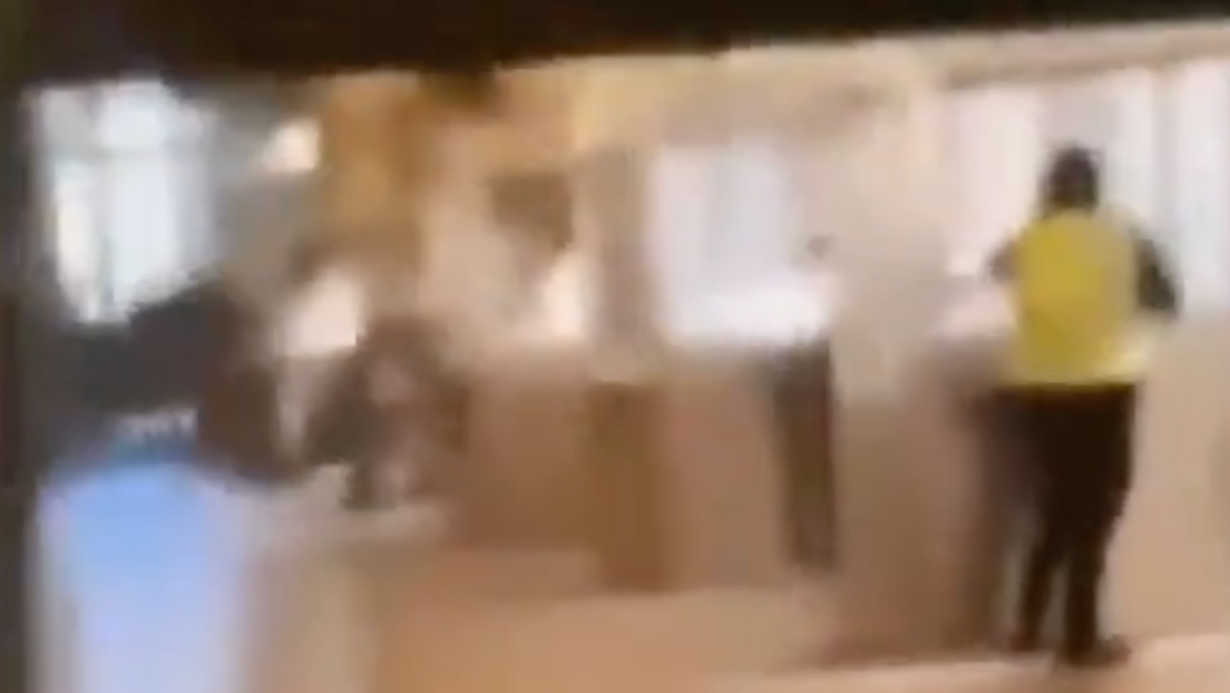 PRIMEIRAS IMAGENS: Câmeras flagram furto de joias reais no Louvre por homem com colete amarelo