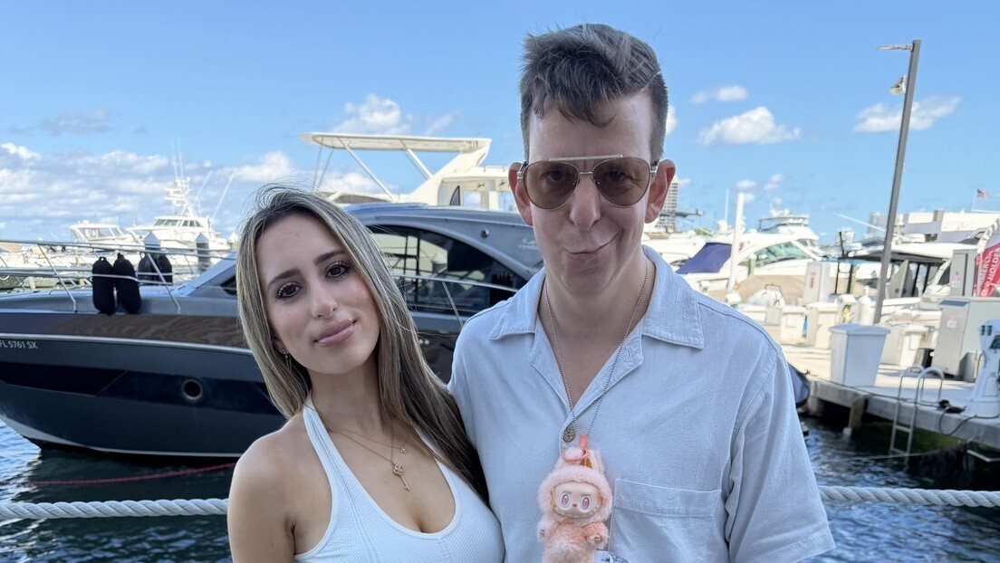 Famoso influenciador posta foto com 'nova namorada' mas viraliza depois que verdade vem à tona