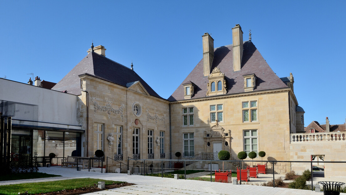 Mais um? Cerca de 2 mil moedas de ouro e prata são roubadas de museu na França