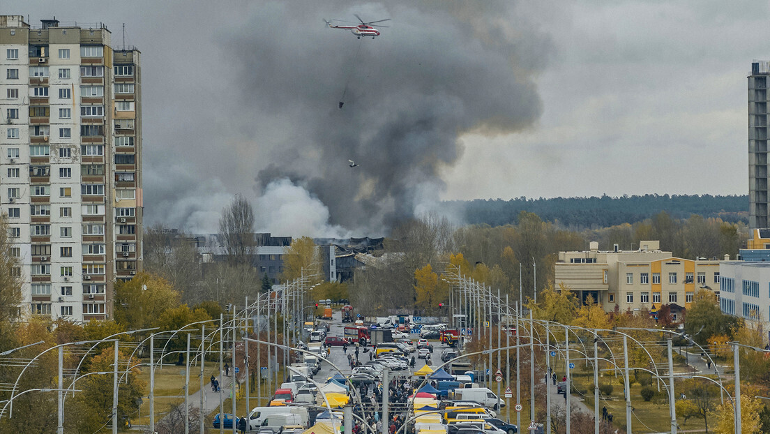 Ataques russos provocam grande incêndio em instalações militares de Kiev - IMAGENS