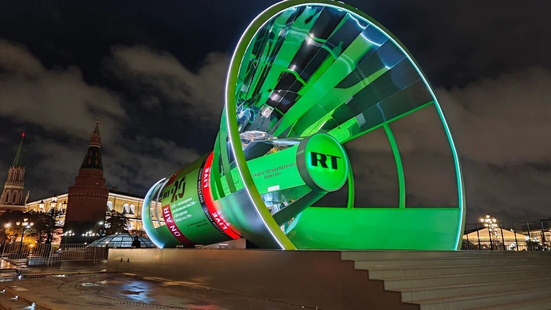 VÍDEO: RT instala alto-falante gigante no centro de Moscou