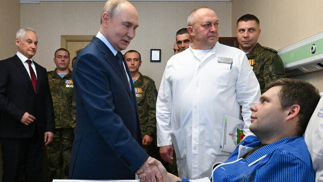 Putin visita soldados feridos em hospital militar