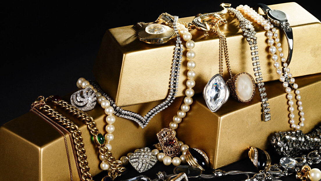 Criminosos roubam cerca de meio milhão de euros em joias de casal de ex-joalheiros na França