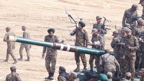 Índia e Rússia lançam exercícios militares conjuntos