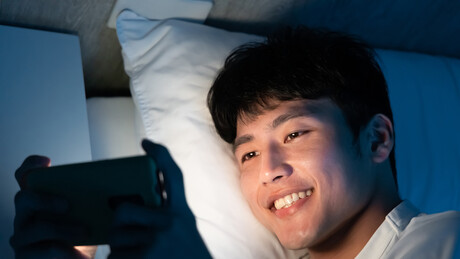 Uso excessivo de celular pode causar cegueira