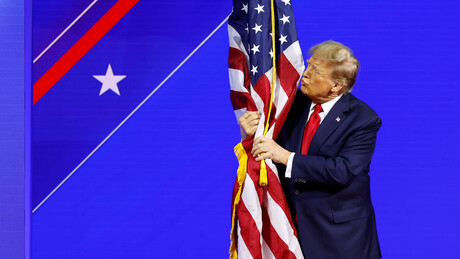 Trump revela qual será a punição por queimar a bandeira dos EUA