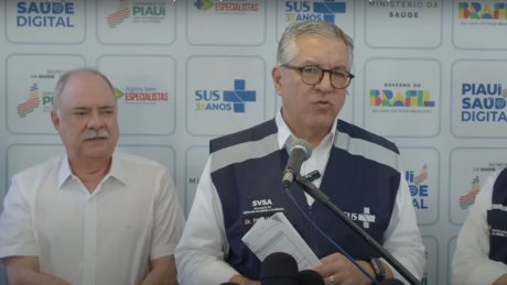 Ministro da Saúde orienta evitar destilados, principalmente os com tampa de rosca