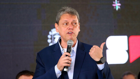 Tarcísio ironiza casos de intoxicação por metanol: 'quando falsificaram coca-cola, vou me preocupar'