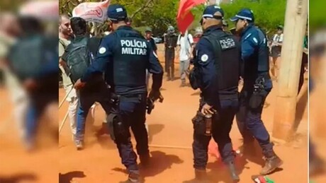 Polícia prende manifestantes em protesto pró-Palestina em frente à Embaixada dos EUA em Brasília