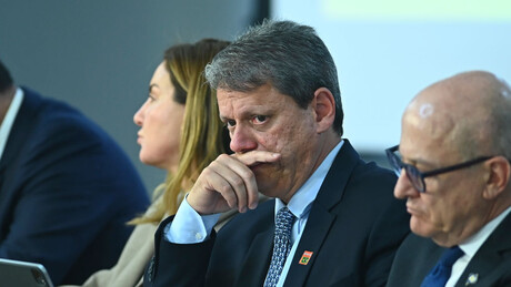 Tarcísio se desculpa após ironizar crise de envenenamento por metanol