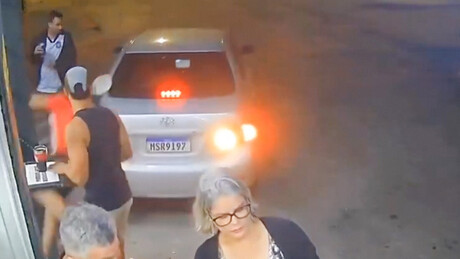 VÍDEO: motorista bêbado atropela grupo na porta de um boteco