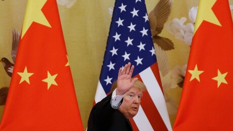 Trump anuncia tarifas de 100% contra produtos chineses, acusando Pequim de conspiração global