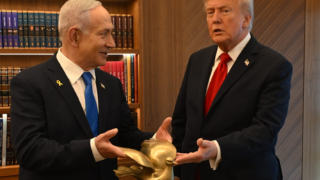 Netanyahu presenteia Trump com 'pomba da paz'