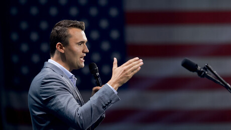 EUA revogam vistos de estrangeiros que comemoraram a morte de Charlie Kirk nas redes sociais