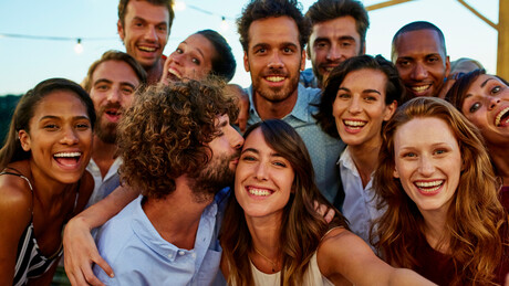 Vínculos sociais contribuem para envelhecimento saudável e vida longa, revela pesquisa