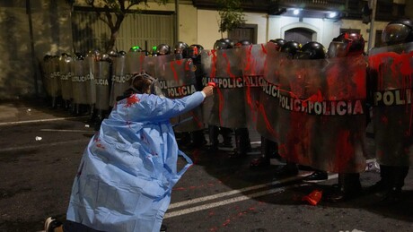 Protestos no Peru: manifestantes incendeiam parlamento e entram em confronto com a polícia (VÍDEOS)
