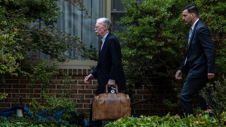 John Bolton se entrega as autoridades