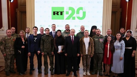 Putin cumprimenta heróis retratados em documentários da RT em evento no Teatro Bolshoi