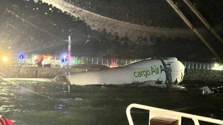 Avião cargueiro derrapa e cai no mar em Hong Kong; dois funcionários morrem
