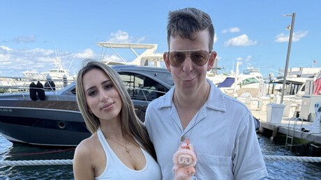 Famoso influenciador posta foto com 'nova namorada' mas viraliza depois que verdade vem à tona