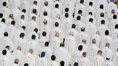 Padres cometeram cerca de 4,4 mil casos de abuso sexual contra menores na Itália, denuncia entidade