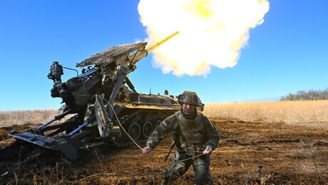 Soldados russos avançam contra tropas ucranianas em cidade estratégica