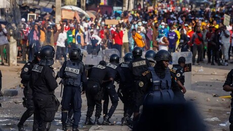 Protestos eclodem em Camarões após reeleição do presidente mais velho do mundo para oitavo mandato