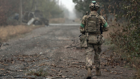 Grupo de militares ucranianos cercados por tropas russas anunciam rendição