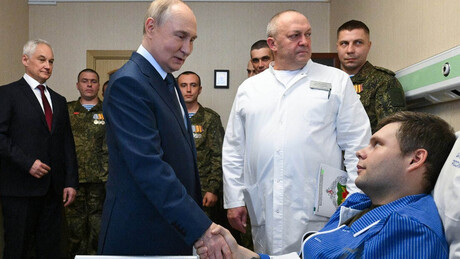 Putin visita soldados feridos em hospital militar