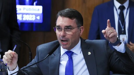 Flávio Bolsonaro diz que facções treinam na Ucrânia para atacar no Brasil