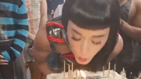 VÍDEO: Katy Perry cancelada? Cantora é criticada por fazer dançarinos comerem bolo do chão