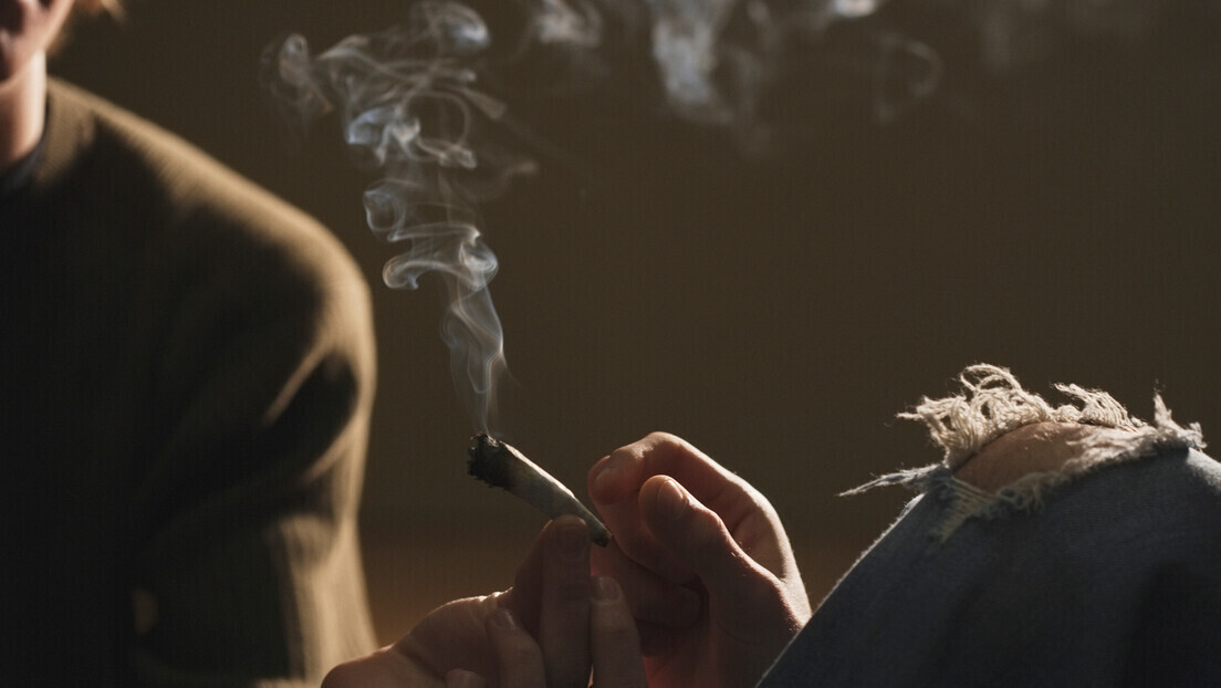 Um dos jornais mais tradicionais do Brasil distribui papel usado para enrolar cigarros de maconha