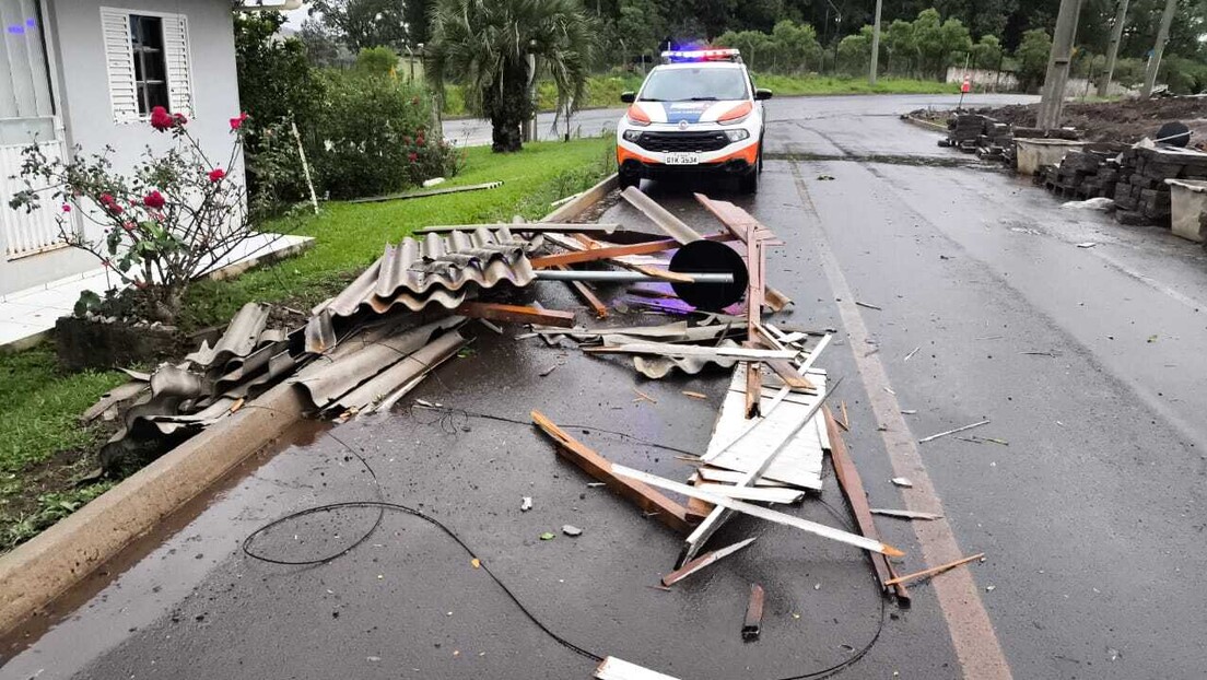 Temporal atinge Santa Catarina com ventos de 100 km/h e deixa milhares sem energia