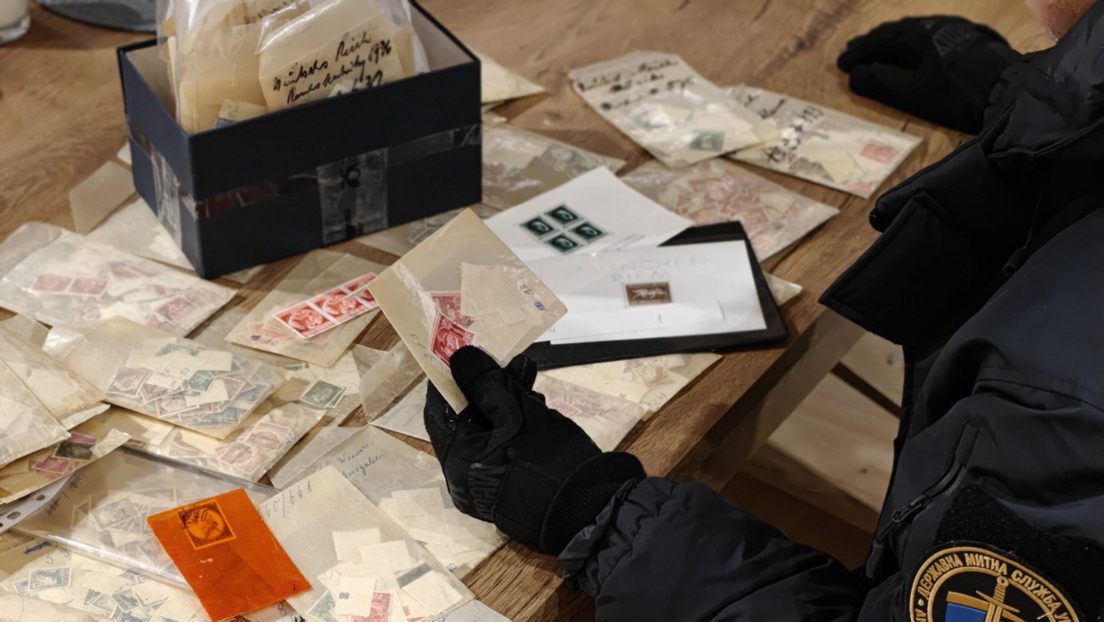 Alfândega ucraniana encontra mais de 14 mil selos postais com imagens de Hitler