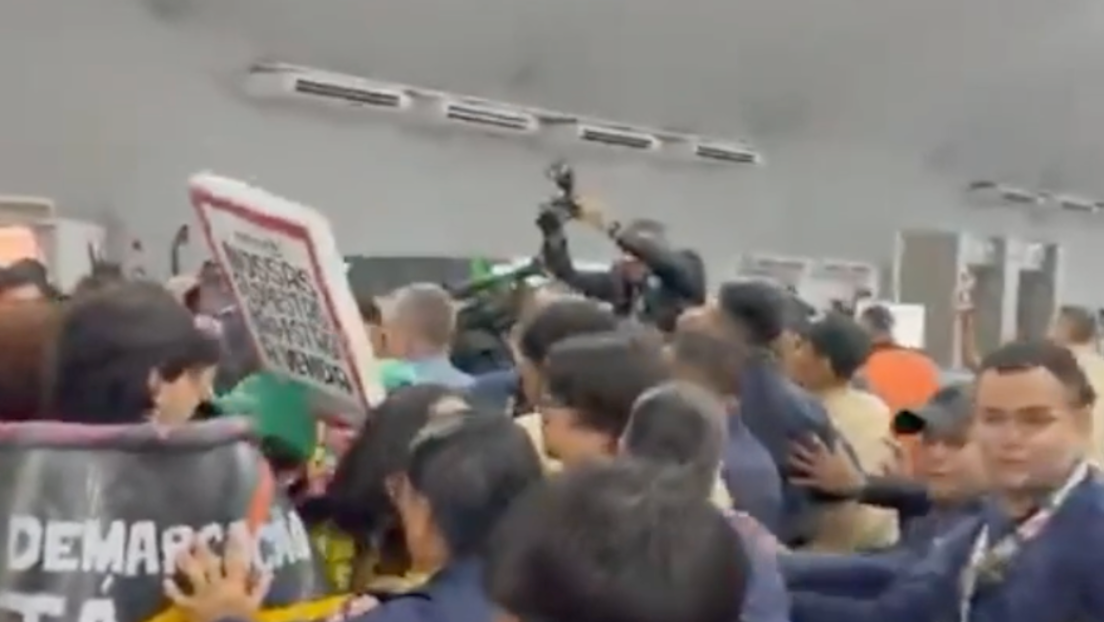 Indígenas e ativistas ocupam área da COP30 em protesto pela taxação dos milionários