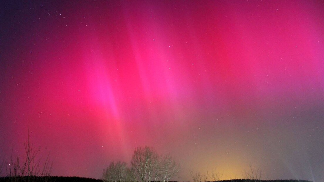 FOTOS: tempestades magnéticas deixam o céu vermelho na Rússia