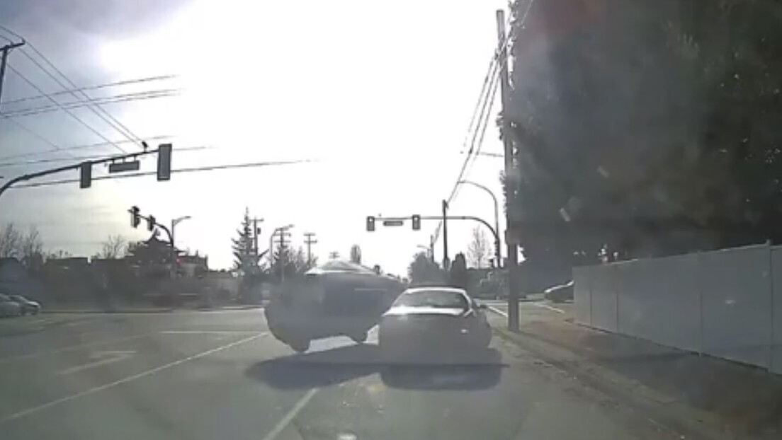 (VÍDEO) Tem dias que tudo dá errado: homem leva soco no rosto, tenta se vingar e acaba capotando carro