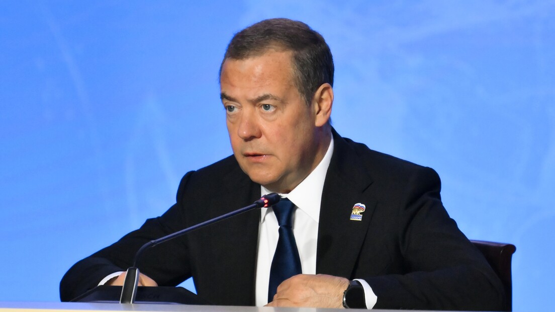 Escândalo de corrupção 'ameaça desfigurar imagem de herói' de Zelensky, destaca Medvedev