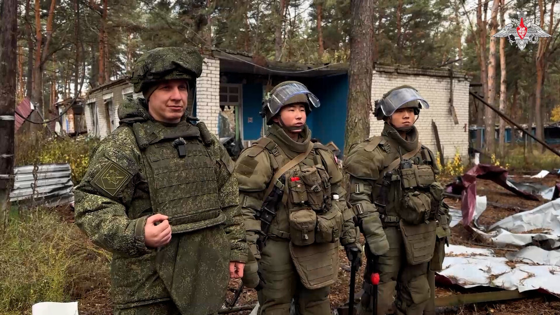 Soldados da República Popular Democrática da Coreia ajudam na desminagem da província russa de Kursk