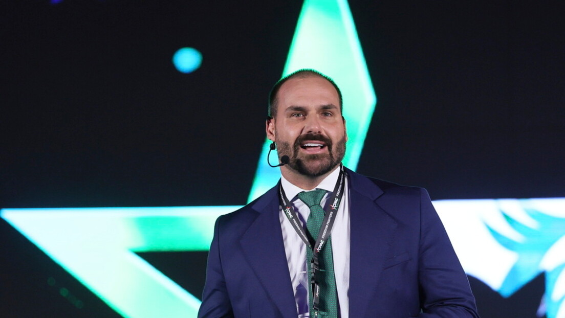 Eduardo Bolsonaro vira réu por unanimidade por interferência no processo de Jair