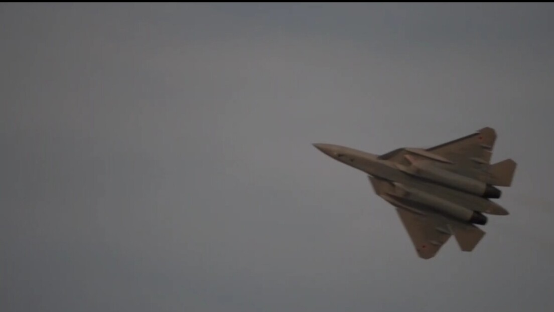 VÍDEO: Caça Su-57 russo demonstra manobras ao sobrevoar deserto árabe
