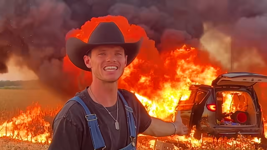 'Youtuber' que incendiou Ferrari de US$ 400 mil é preso por evasão fiscal